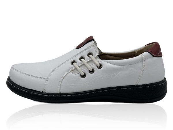 Bequemer Damen-Slipper mit Elastikeinsätzen zum Reinschlüpfen